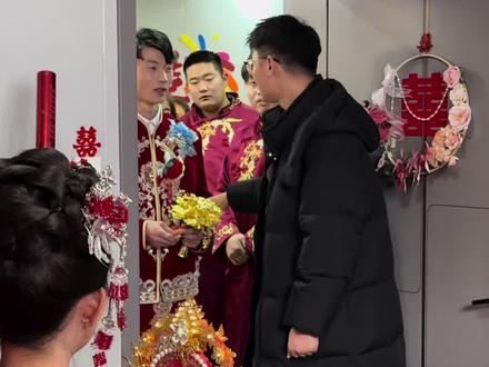 不堵门,打礼花欢迎新郎进门,现场教学版本不翻车,成片太美了氛围爆棚#谊笙主持刘帅 #开封主持人刘帅 #接亲 #婚礼记录 #主持人