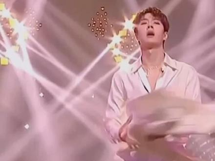 #王一博没带手机 #王一博抛衣服太帅了 #王一博散落的华服 太好笑了,哈哈哈 #王一博 人气真的高啊