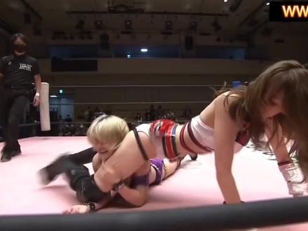女子双打赛,赤井沙希搭档荒井 #摔角 #wwe #综合格斗