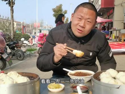 饭量大也有好处,小伙街边吃早餐,卖早点阿姨记住了,看到就笑