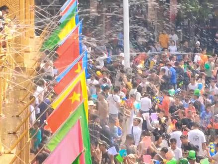 不间断发射打水仗的“喷水”冲锋枪夏日狂欢神器 #手工DIY #泼水节 #自制水枪玩具 #水枪大战 #抖创意