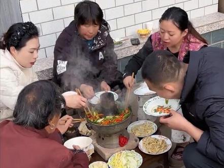 在西北农村,冬天最适合吃的美食之一,就是暖锅,今天吃今年冬天的第一顿暖锅 #创作灵感 #暖锅 #乡村美食 #农村生活 #青年创作者成长计划 @抖音小助手 @DOU+小助手