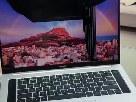 #笔记本维修 #荣耀笔记本 #南宁笔记本维修 这今天看是一期笔记本的换屏过程。可以交差给客户了!😎😎