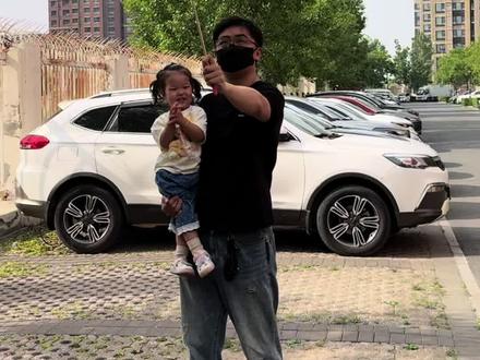 她已经两个小时没理我了,多亏了我用塑料袋做的飞鱼风筝…. 春天就是户外的季节,带着飞鱼风筝一起追风吧!#春日遛娃清单 #早教 #户外游戏 #DIY #亲子游戏