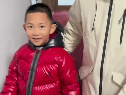 #娥家班 奉劝各位姨们,别去挑战大哥玩陀螺!老九差点把裤衩子输了!@娥嫂 @娥哥