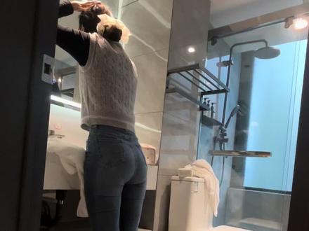 正在谈恋爱的兄弟们,听辉哥一个过来人给你们一个建议,如果你和对象正在经历一场三年左右的恋爱,你们还没有结婚,说明你们一定是有一方不够爱对方,要么就是有一方总是要求你满足她的各种需求,要么有一方总是享受谈恋爱里面你对她的好,谈恋爱自私的一方总是在权衡利弊,谈恋爱只享受不付出,不结婚就没必要在一起了,我们男人这一生,没有车房,谈恋爱再对你好有什么用?你愿意嫁给人家吗?谈几年感情还不够稳固吗?爱是相互的,所以兄弟们,谈了超过三年还没有到结婚的地步,你们该分手就分手了,如果这几年你对她很好,她对你不好,你就更加要果断分手了,辉哥给你明说,有了第一个三年就会有第二个三年,兄弟们想一下,要是你们谈个六七年,你在她身上花几十个,那时候你连车房都买不起,你确定人家会嫁给你吗?辉哥一直给兄弟们说了女孩子,哪怕是30岁她们都可以随便找个人嫁,而你男人行吗?你男人不行,兄弟们我们男人能结婚的最基本条件就是有车有房,你们算过一笔账没有,你谈恋爱,掏心掏肺的付出你一个月工资五六千,你就要在她身上花三四千,你图什么?图她的这个人吗?她只会无限索取,她这个人好像满大街都能找到,所以说你在一个人身上什么都得不到,那么兄弟们,你们就果断分手,真正的谈恋爱到结婚,她们一般都不会超过两年,认识一个人判断一个人,其实只需要花两年时间都能去了解,现在这个社会以谈恋爱为目的的诈骗分子很多,现在我们很多男人都会上当受骗。自私的女孩子谈恋爱,她们不会承担任何的风险,而我们男孩子不一样,我们男孩子会失去时间失去金钱还会失去分手以后连一个爱人的勇气都没有。其实我们男孩子没有哪个兄弟在谈恋爱的时候不愿意为自己的女朋友付出,关键是现在这个社会上很多女人都来骗我们男人,不是我们男人不想付出,而是经历多了见过的世面多了就会对女人产生一种防备心理,这也导致了我们男人谈恋爱花一点小钱都会考虑值不值得,如果兄弟们在谈恋爱当中,你们谈了三年,你和你的对象两个人谈恋爱的时候几乎都是共同消费,那么兄弟们你们就还可以继续谈,但是超过三年你就要和她谈结婚就要和她谈条件,让她了解你的各种情况,问她愿不愿意嫁给你,如果她不想嫁给你,那么就果断的分手,我们男人没必要把几年的时间浪费在一个人身上,我们要用几年时间投入在工作中,就算谈恋爱我们也要够清醒一点,你任何看不到希望的人,看不到希望的事,我们就要变得清醒,脑里形成一个思维,有她行,无她也可以