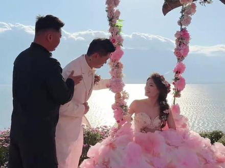给来自南通的朋友动作指导,提供情绪价值! #大理婚纱照 #情绪价值 #动作指导 #备婚攻略 #主理人日常