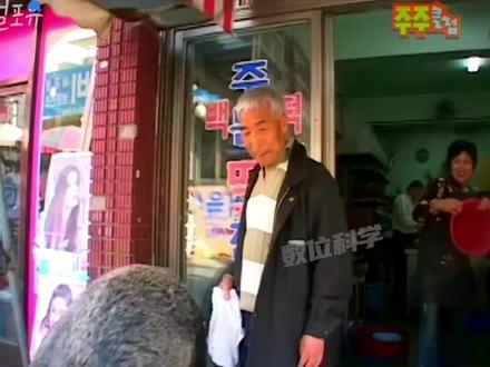 大爷把野猪当儿子养,清早去厕所做早餐给猪吃,然后骑着儿子去买菜。