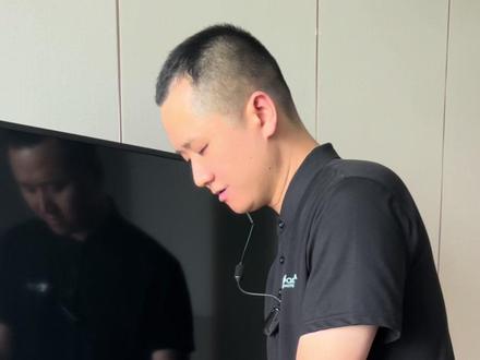 生活中必须要知道的四个化学知识:
1, 马桶清洁剂不能和84混用,马桶清洁剂中含有盐酸,会和84中的次录酸钠产生氯气,氯气是剧毒,在第一次世界大战中被用作生化武器。
2, 白醋和小苏打混合属于酸碱中和,会产生二氧化碳,没有特殊清洁效果,如果有也是因为其中一项量比较大,没有被完全中和。
3, 双氧水和84都有漂白作用,但是双氧水比较安全(腐蚀性比较小),洗衣店经常用双氧水清洗白色衣物的污渍,医生也会用双氧水进行皮肤伤口消毒,但一定不会用84给皮肤消毒。
4, 只需要一台臭氧机,依靠臭氧的超强氧化性,就可以快速去除房间的各类异味,而且还可以起到消毒杀菌作用,臭氧最后会分解为氧气,非常环保。