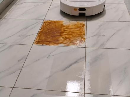 首款接入米家的热活水洗地机器人来了:友望魔方扫地机器人 之前用的是小米免洗扫地机器人2,用起来还是很不错的,日常清洁交给它就行,但也有些年头了,很多新功能都没有,特别是拖地功能很落后了,还是圆盘旋转的形式。
今天up这里借了台友望最新的魔方洗地机器人(即友望U300的升级版U400)。拖地功能和手持洗地机类似,一直在出清水清洗滚筒,然后回收污水,并且还是热水,实测效果很棒。当然吸尘能力也不错,25000Pa大吸力,边刷主刷都有防缠绕功能。边刷主刷滚筒都支持抬升,其中边刷和滚筒还支持延伸贴边清扫功能。重点是它原生接入米家,不是云接入哦,有智能联动,支持米家极客版,应该是首款接入米家的活水洗地机器人了。
小伙伴们有用扫地机器人吗
#友望魔方扫地机 #友望热活水扫地机 #小米 #智能家居 #扫地机器人