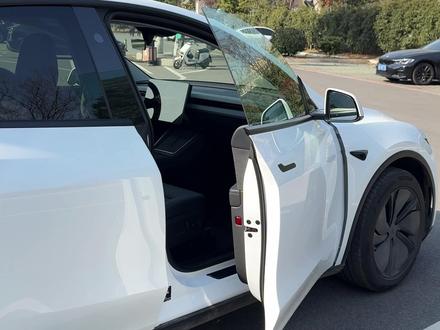 特斯拉无边框车门如何预防被推玻璃关门❓ 我发现了最佳办法❗办法乘客下车时自动下降车窗玻璃!#特斯拉无边框车门 #特斯拉自动化 #特斯拉用车小技巧 #无边框车门