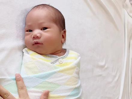 今日干货分享~如何给新生儿裹蜡烛包!嘿嘿,感谢我们小模特的全程配合,表现棒棒哒🎉#月子里的宝宝 #无敌小可爱 #健健康康成长 #新生儿记录 #生娃就是拿来玩 #治愈系笑容 #创作灵感热点榜热门 @DOU+小助手