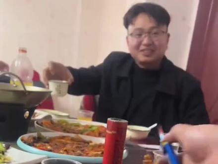 大年初二给大家拜年了# 过年给大家亮个绝活 # 笑到肚子疼 # 意想不...