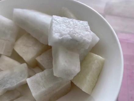 昆明市民买到的白萝卜切开后竟然是蓝色的!还能吃吗?#昆明 #吃 @抖音小助手