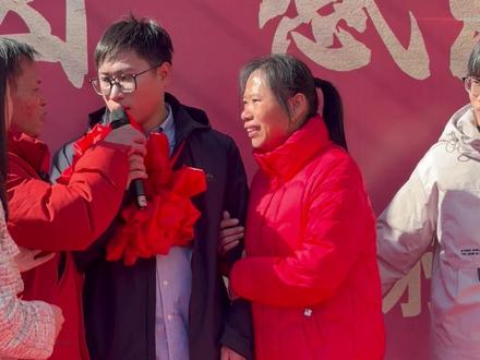 “爸爸 妈妈 我回来了”
梁志辉一声爸妈 父母激动落泪
梁爸:这一声爸 等了30年 我知足了#梁志辉 #梁志辉回家 #寻亲 #梁志辉喊爸妈