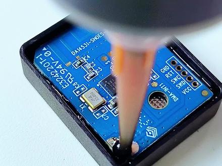 芯片保密胶 #芯片 #电路板 #电路板灌胶 #胶水 #电子产品
芯片保密胶是一种特殊设计的材料,用于保护芯片和类似敏感电子部件的保密性和完整性。它的好处主要包括以下几点:
1. 增强保密性:
芯片保密胶可以将芯片的敏感信息,如设计图、授权码、密钥等,封存在芯片内部,有效防止黑客和破解者进行非法访问或窃取。
2. 防止物理和化学损伤:
芯片保密胶具有优良的电气绝缘性能和密封性能,可以有效地防止芯片内部电路受到物理和化学损伤,保证芯片的正常运行。
3. 提高稳定性:
通过封闭芯片上的线路和元器件,芯片保密胶可以防止机械振动、冲击、热胀冷缩、氧化腐蚀等问题,从而提高芯片的稳定性和持久性。
4. **适应复杂环境**:芯片保密胶具有耐高温、耐腐蚀、抗老化等优良的性能特点,可以在各种复杂的环境条件下使用,保护芯片免受环境因素的影响。
5. 延长使用寿命:
芯片保密胶不仅可以保护芯片本身,还可以延长整个电子设备的使用寿命,减少因芯片损坏而导致的设备故障。
6. 简化操作流程:
与传统的芯片封装方法相比,使用芯片保密胶进行封装通常更为简便,不需要高温封装和烤箱固化,降低了成本和时间。
总的来说,芯片保密胶的好处在于它可以增强芯片的保密性,防止物理和化学损伤,提高稳定性,适应复杂环境,并延长使用寿命。