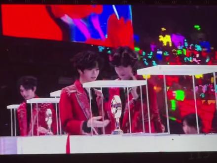 这里面有一只小猫很可爱🐱#张函瑞 #荣耀之战最后领奖 #TF家族四代练习生 #TF家族荣耀之战 #fyp 恭喜《借过一下》和《lovely》 都获得了榜一!!! 橹橹和函瑞都很棒!@DOU+上热门