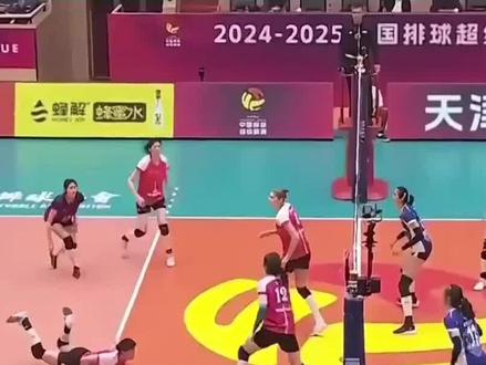 全运会女排半决赛:福建0-3惨败江苏,国手天团零封黑马挺进决赛
11月18日晚,全运会女排成年组半决赛打响焦点战!刚爆冷淘汰卫冕冠军天津队的福建女排,迎战坐拥多名国手的江苏女排,本以为黑马能再续奇迹,结果被江苏队全程碾压,最终0-3惨遭零封,三局比分25-14、25-13、25-19,江苏队强势挺进决赛,夺冠希望拉满!
比赛一开场,双方僵持到3平后,江苏队直接火力全开,快速多变的进攻打蒙福建队。张常宁的发球轮连续得分,直接把比分拉开到14-7,福建队紧急暂停也没用,一传频频失误根本顶不住压力。江苏队前后排衔接丝滑,拦网还频频奏效,很快就以25-14轻松拿下首局,给了黑马一个下马威。
第二局福建队开局5-4短暂领先,可没多久就被江苏队追平并反超。8平后江苏队开启发球强轮,吴梦洁连续发球让福建一传彻底崩溃,直接打出8-0的攻击波,比分瞬间拉到16-8。之后福建队根本没机会缩小差距,江苏队稳扎稳打扩大优势,最终以25-13再下一城,大比分2-0领先。
第三局江苏队开局3-0领跑,可福建队很快连得4分把她们打停,之后还凭着针对性发球冲击江苏一传,一度9-6反超。关键时刻江苏队展现国手底蕴,迅速稳住一传,吴梦洁的高拉开、龚翔宇的防守反击接连得分,很快反超16-13。虽然福建队靠庄宇珊的发球轮连追3分迫近18-20,但江苏队暂停调整后立马稳住阵脚,最终以25-19锁定胜局,3-0完胜对手。
这场胜利让江苏队强势锁定决赛名额,接下来将和山东队争夺冠军;而福建队则止步四强,将参与铜牌争夺战。#女排 #女排 #江苏女排 #排球比赛