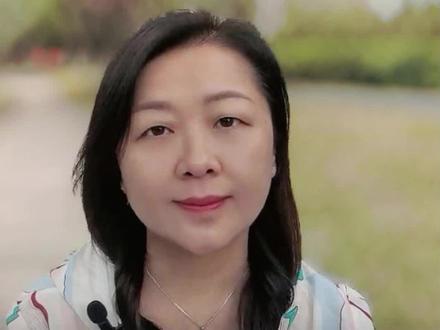 《给阿嬷的情书》 默默守护的18年
电影《给阿嬷的情书》里,木生走了,南枝替他给妻子淑柔写信、寄钱,整整18年。直到淑柔80多岁了,白发苍苍,才知道信不是丈夫写的。
她没哭没吵,只是很平静说了一句:“橄榄菜凉了,我去看看。”她把翻江倒海的痛,煮进柴米油盐里。
很多人感动于南枝的情义。可现实中,这样的“南枝”太少了。谁能用18年血肉之躯替你兑现承诺?
真正靠得住的,是家族信托。
你提前写好“契约”:钱按你的意愿,每月、每年准时到账,孩子上学、家人生活,风雨不改。不靠人情,不赌运气,只认白纸黑字。
最深的情,藏在看不见的地方。让爱穿越时间,护家人周全。家族信托,是比18年更久的信。一年存3万多就可以实现身后100万的安排。#信托#守护#一辈子#契约#《给阿嬷的情书》#电影