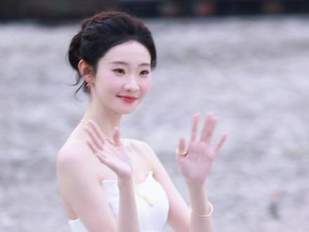 #张艺凡 白色涂鸦抹胸裙 好美的公主👸🏻呀