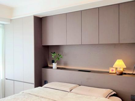 请大数据推给要装床头衣柜一体柜的姐妹们❗️ Hello,大家好。欢迎来到卷毛的家。
目前新家已入住有一段时间了,跟大家分享一下我家的床头柜衣柜一体设计。
▫️床头尺寸:长度2米4×宽度30cm
▫️衣柜抽屉:宽度60cm×深度12cm
▫️衣柜尺寸:宽度60cm~
▫️床离墙面的距离110cm
🏠卧室小没关系,衣柜和床一体化你值得拥有~
卧室小又想要大量的收纳空间,设计的不好会感觉很压抑。
可以像我家这么做,一侧柜体留出床头靠背的空间,与床体连接,空间整体性更强;中部挖出一个凹槽,充当床头柜使用,卧室该有的功能都齐全了;适当加入灯带设计,增添层次感和氛围感~衣柜链接化妆台🪞化妆也有地方啦~很整体很好看~
🪴入住后的真实感受,空间是确实能够省很多,其次是与衣柜一体后整体外观也很好看,搭配筒射一体斗胆灯整个床头的颜值也提高很多而且又很敞亮~喜欢的可以按照我家抄作业哦,有什么问题欢迎大家一起交流。 #家的样子 #装修日记vlog #生活碎片记录 #记录装修过程 #硬装结束