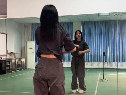 #舞蹈分解。《犯错》分解,节奏明朗,动作不难,重点在幅度和力度。