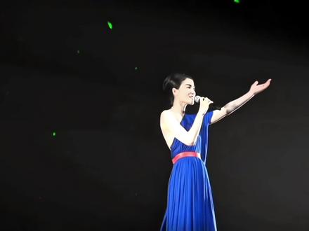 也是因为有你才会变得闹哄哄
#王菲 #人间
