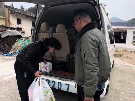 “无罕之路”,与爱同行。长沙说唱歌手泰格西现身平江,探访罕见病儿童汐瑶一家。#无罕之路公益音乐会 #泰格西 #中信湘雅公益基金会