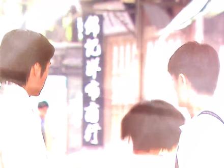 2007年《武十郎》主题曲 坚强女人心 杨千嬅 4K高清修复 主演: 杨千嬅 / 霍建华 / 白冰冰 / 胡宇威 / 张国立 / 张萌 / 柏雪 / 贾乃亮 / 李依晓 / 蔡晶 / 张翊生 / 何洁 / 许颂 / 董志华 / 张春仲 / 方舟波 / 莫美林 / 张宇 / 刘东 / 蔡纲
《坚强女人心》是由杨千嬅演唱、娃娃作词、朱敬然作曲的歌曲,收录于2007年电视剧《武十郎》原声带,作为该剧主题曲发布。作品以民初武侠为背景,借剧中主角武十郎女扮男装的身份困境,传递女性独立意识与自我成长的主题。
歌词通过“痛痛快快做自己”“最坚强就是女人心”等宣言式表达,结合剧中擂台比武、情感纠葛等情节,勾勒出女性在传统礼教束缚中坚守本真的精神内核 。曲调融合武侠豪情与情感叙事,呼应剧情对性别认同与个体蜕变的探讨,最终落脚于“你走你的路我有我要的幸福”的独立宣言。
#武十郎 #杨千嬅 #霍建华 #白冰冰 #张国立 @汽水音乐APP @DOU+上热门 @DOU+小助手