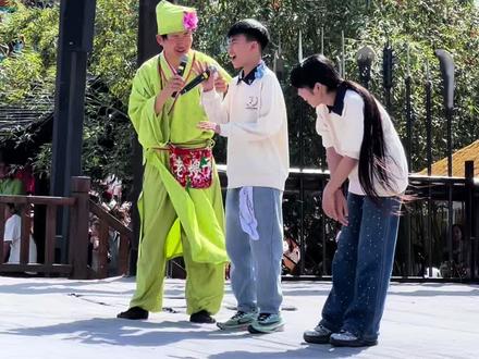 小黄唱歌太好听了,急的老嫂子说他小时候唱歌也是这样子#万岁山武侠城 #小孩哥#扫地僧 #梦想合唱团 #万岁山老嫂子