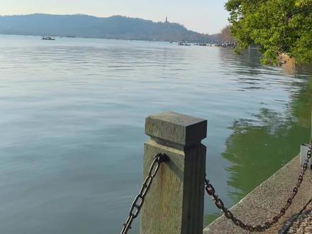 标题:保姆级✨杭州湖滨银泰in77逛吃攻略📍
每次去西湖肯定要逛逛湖滨银泰in77!西湖和in77都那么大应该怎么逛不累不踩雷呢🥹
🚇1号线龙翔桥C口
✨出站就能吃到老网红车轮饼!每个口味都很好吃!
✨喜欢糯叽叽的不要错过知味观的条头糕!软软糯糯我百吃不厌!
✨龙翔桥小吃街有超多小吃,不知道吃什么的去这里吃总不会出错!
✨去in77B座逛逛潮牌衣服店和专辑周边店,这简直是追星族和二次元的快乐老家!
✨不要错过西湖的落日啊!随便拍都很出片!
✨在西湖边还能吃到地道的泰北料理,海鲜mama面、经典打刨肉碎、斑斓小蛋糕……盲点都不踩雷!
#杭州 #citywalk #杭州西湖 #西湖 #西湖边