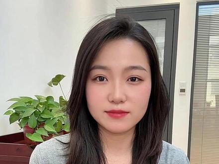 股票代码前的字母的含义,新手必看! A股:以60开头的沪市主板,300开头的创业板,00开头的深市主板,920开头的北交所。这些代表不同板块的人民币普通股。
B股:沪市900开头,深市200开头,是专为境外投资者设立的人民币特种股,交易需用外汇。科创板:688开头,代表注册制试点的科技创新企业,上市条件更灵活。
新股标识:上市首日股票代码前会加字母N,比如N*,提示投资者注意波动风险。特别要注意的警示标识:ST:代表"特别处理",这类公司可能存在财务异常或治理问题*ST:更严重的退市风险警示,连续亏损或审计意见存疑XR/XD:分别表示除权/除息,提醒投资者分红派息后的股价调整.#金融小知识 #股票