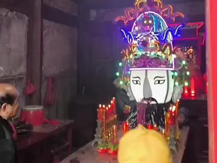 正月十五,游海神,海神头像,又名胡头公,相传他是玉
皇大帝的三太子,经常施法扶困济贫,后
来因为替渔民驱邪消灾而触犯天条,被处
斩三段。头部落在黄岐半岛与马祖列岛之
间的马祖澳,正月十一那天被渔民捡到,
抱回岸上设坛祭奠,尊为海神。后来经世
代相传,成为黄岐半岛渔民共同信仰的神
祇之