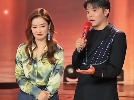 “曾毅:我有啥尴尬的 我就那么几个词 演出费都是一人一半”#凤凰传奇演唱会 #月亮之上 #玲花曾毅 #曾毅 #玲花