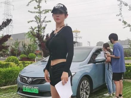 盟主在拍摄公益广告#街拍 #大长腿 #抖音汽车 @盟主安全官