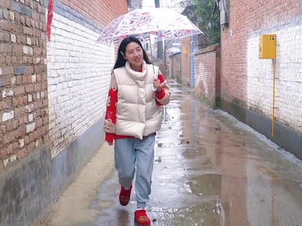 今天男友父母让他邀请我去家中做客,商量人生大事!我承认我有点紧张啦!还不忘拿来两条鳗鱼,给我爸补身体,真好~