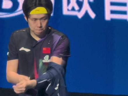 比赛前三步曲:脱衣,戴髌骨带,抓屁屁😂
#ittf世界杯
#王楚钦
