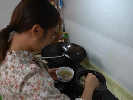 肥妈一早给敏锅煲汤喝,这待遇好得连老肥都吃醋了,敏锅真是幸福