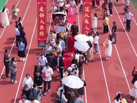 过成长门,走成才路。今天,安陆一中举行隆重的成人礼。活动现场,无不洋溢着感恩、担当、成长、梦想的浓厚氛围#成人礼#这是青春该有的样子 #寻美安陆 #寻美孝感 #大安陆小故事