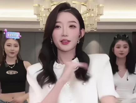 “要是能挣40亿,你当年会去摇吗?”
#祖师奶#小伊伊