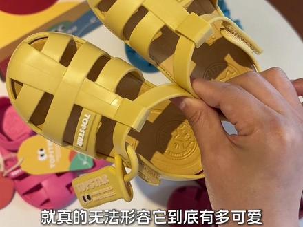 小时候没穿上的小凉鞋送给孩子,让她有个自由自在如愿的童年#儿童凉鞋 #topstar #凉鞋 #果冻凉鞋 #六一儿童节礼物