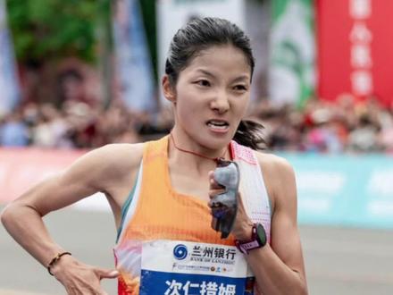 恭喜丰配友次仁措姆 亚运会选拔赛为啥选兰州?在这个海拔一千五百米的亚高原,氧气稀薄;名古屋海拔才三十米吧!
难道是为了筛出抗压耐力过硬的选手?还是为了杜绝平原虚高成绩?疑惑是为了对运动员的高原抗压测试?
上届亚运冠军何杰跑崩;张德顺、杨绍辉退赛,毛金虎暴跌了20分钟!自带专属BGM的跑圈女神李美珍,兰马途中眉眼间尽是落寞与失意,满脸藏不住她的沮丧与绝望。
#兰马 #李美珍 #何杰 #马拉松失意时刻 #亚运会选拔