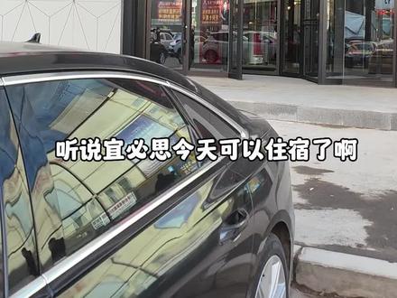 看风吹落叶,看熙攘人间#vlog日常 #小城慢生活 #我的探店日记 #春暖花开奔你而来