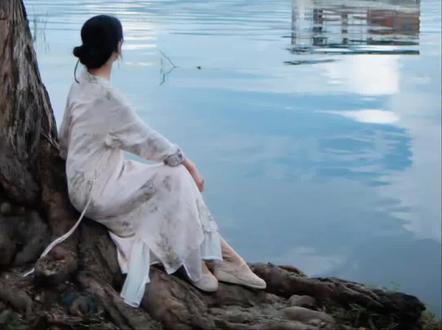 来大理后觉得一身本事没处用?问题可能出在这三个地方:
1、本事悬空:从运作百万项目,到纠结几百块的小生意。
2、效率撞墙:“精准手表”般的节奏,遇上了“大理时间”。
3、角色崩溃:从“专家”变成“杂家”,精力彻底碎片化。
结果是,你过去的“市场价格”在这里失效了。月薪3万的预期,在这里可能要从3000块谈起。
那怎么办?三条清醒的出路,或许能帮你理清思路:
1、用存款兑换自由:如果你已不为生存焦虑,可以来买断一种生活方式。
2、用手艺兑换合作:如果你有硬核技能,别求职,去合伙。
3、用时间兑换未来:如果两者都缺,最负责任的选择可能是——暂时不来,先积累。
看清规则,才能做出对自己最有利的选择。
你在哪条路上?评论区聊聊。
#大理旅居攻略 #旅居大理 #定居大理 #大理找工作攻略 #大理工作