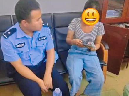 2023年8月7日,梁女士因急需用钱,在他人的推荐下用手机安装某贷款APP申请网络贷款,填写上传了个人身份证、银行账号和照片,获批贷款额度为5万元。梁女士结合自己实际需求,申请提现2.8万元的贷款。
然而,申请审批成功后,贷款却迟迟未到账,梁女士联系客服,客服告知银行账号输入错误导致贷款被冻结,需缴纳“解冻金”1.4万元,还发来“中国银行业监督管理委员会”签发的通知文件,里面写着不缴纳1.4万元,不仅会因“涉嫌骗取贷款罪”被警方调查,还会列入征信黑名单,影响到子女读书参军。梁女士看到后不禁有些慌了,可此时其手头拮据,一时也拿不出钱来缴纳“解冻金”。
“钱还没贷到就要先转钱?”正在犯难之际,梁女士越想越觉不对劲,便向客服提出疑问,没想到对方说不交钱就无法继续贷款,并多次催促其赶紧转账。这引起了梁女士的警觉,其怀疑自己被骗,连忙跑到廉江市公安局龙湾派出所核实。
龙湾派出所民警了解事情的来龙去脉后,告知梁女士遇上了虚假网络贷款类诈骗,详细剖析此类诈骗套路。听了民警的一番话后,梁女士才断了到处筹款转账的念头,避免遭遇经济损失1.4万元。#廉江 #同城热点 @DOU+小助手