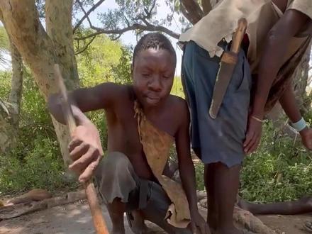 哈扎比部落色彩缤纷的火锅 #原始部落 #非洲生活