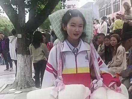 这位身上挂满行李被褥的贵州考生,成绩出来了,590分!,家长回应称孩子尽力就好,网友:扛得起被褥,也扛得起未来#高考查分 #大大方方做自己 #懂事