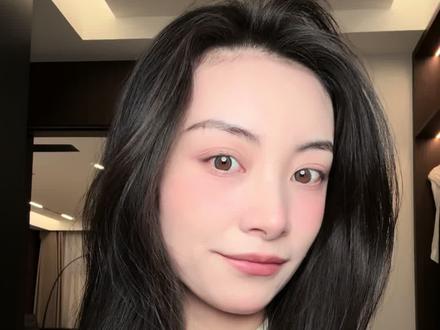谁能想到手残党也敢出教程哈哈哈 拍完发现还是不能偷懒啊 ,高颅顶效果会更好 ,马尾扎好之后记得把头顶往松拉扯拉扯,让颅顶更蓬松会更好看。
#低丸子头的简单扎法 #扎发教程 #物理增发 #日常分享#真实生活分享计划