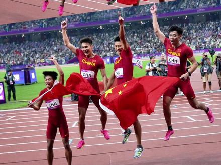 实至名归!这一次陈冠锋当之无愧地披上了国旗!#杭州亚运会 #男子4x100米接力 中国队获得金牌! #陈冠锋 #谢震业
