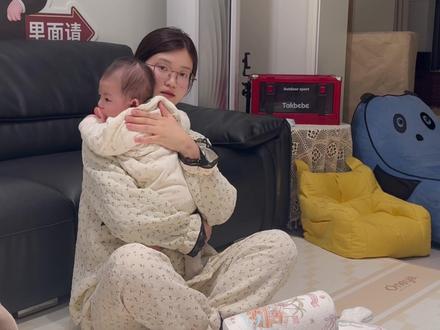 宝宝总吐奶?过来人总结的实用小技巧
尽量竖抱或半躺喂,不要平躺喂,奶瓶奶嘴要充满奶液
喂完一定要竖抱拍嗝,拍不出就多竖抱一会儿
放下时上半身垫高一点,可以采用斜坡垫再放下更安全
#养娃日常#防吐奶经验#喂奶#防吐奶方法#小月龄宝宝